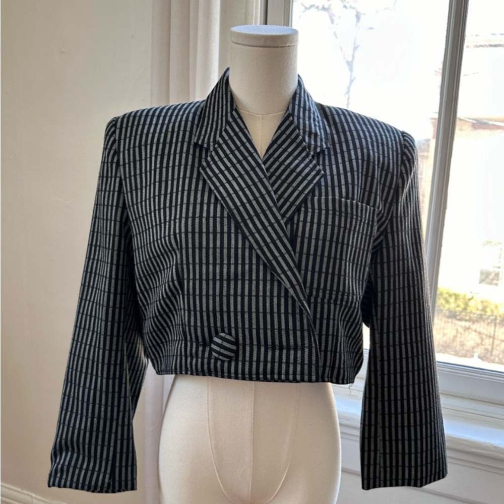 VOGUE COLLECTION Black and Gray Cropped Blazer with a Vertical Line Print